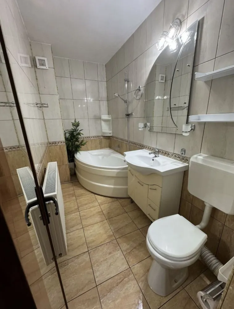 Apartament 3 camere Cora Bratianu - Proprietar vand apartament 3 camere decomandat zona Cora Bratianu(Str Dezrobirii) Mai multe poze: https://www.storia.ro/ro/oferta/apartament-3-camere-IDzbqa.html Se vinde mobilat complet Loc de parcare in fata blocului Acoperisul izolat in 2021 in regim propriu Centrala pe gaz, plita&cuptor incorporate Locuinta dispune de :doua balcoane, o debara si acces uscator & locuri depozitare(et9).