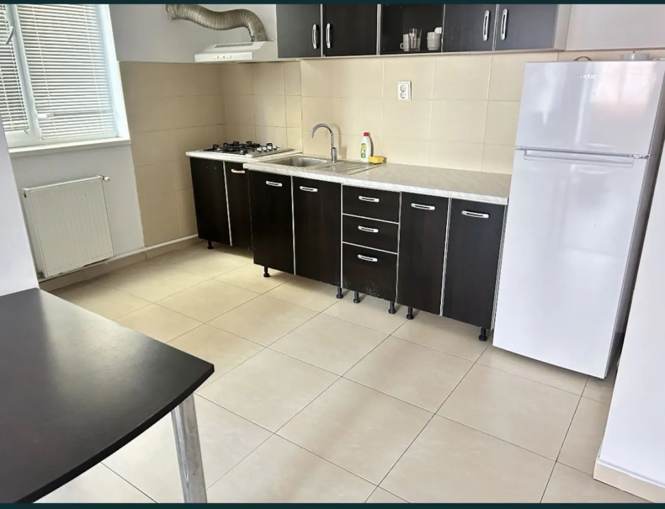 Ocazie!Mamaia Summerland,3 c la superpret - All imobiliare Constanta ofera la vanzare in Mamaia Summerland Apartament 3 camere cu 2 grupuri sanitare, balcon, centrala proprie pe gaze, dressing, 85,51 mp utili, 95 mp cu tot cu balcon, pret vanzare 108.000 euro, cu tva 9% inclus Pentru această tranzacție excepțională de aproximativ 1000 euro/ mp + tva, Agentia percepe comisionul fix de 1000 euro