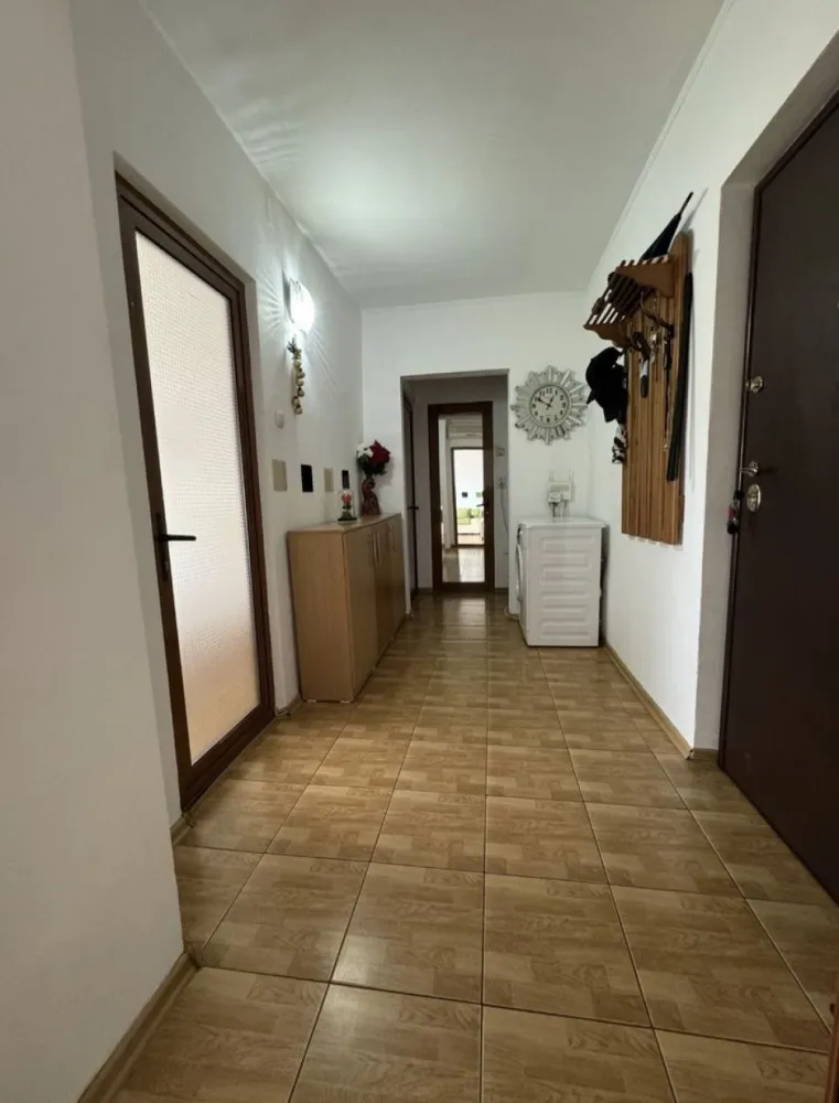 Apartament 3 camere Cora Bratianu - Proprietar vand apartament 3 camere decomandat zona Cora Bratianu(Str Dezrobirii) Mai multe poze: https://www.storia.ro/ro/oferta/apartament-3-camere-IDzbqa.html Se vinde mobilat complet Loc de parcare in fata blocului Acoperisul izolat in 2021 in regim propriu Centrala pe gaz, plita&cuptor incorporate Locuinta dispune de :doua balcoane, o debara si acces uscator & locuri depozitare(et9).