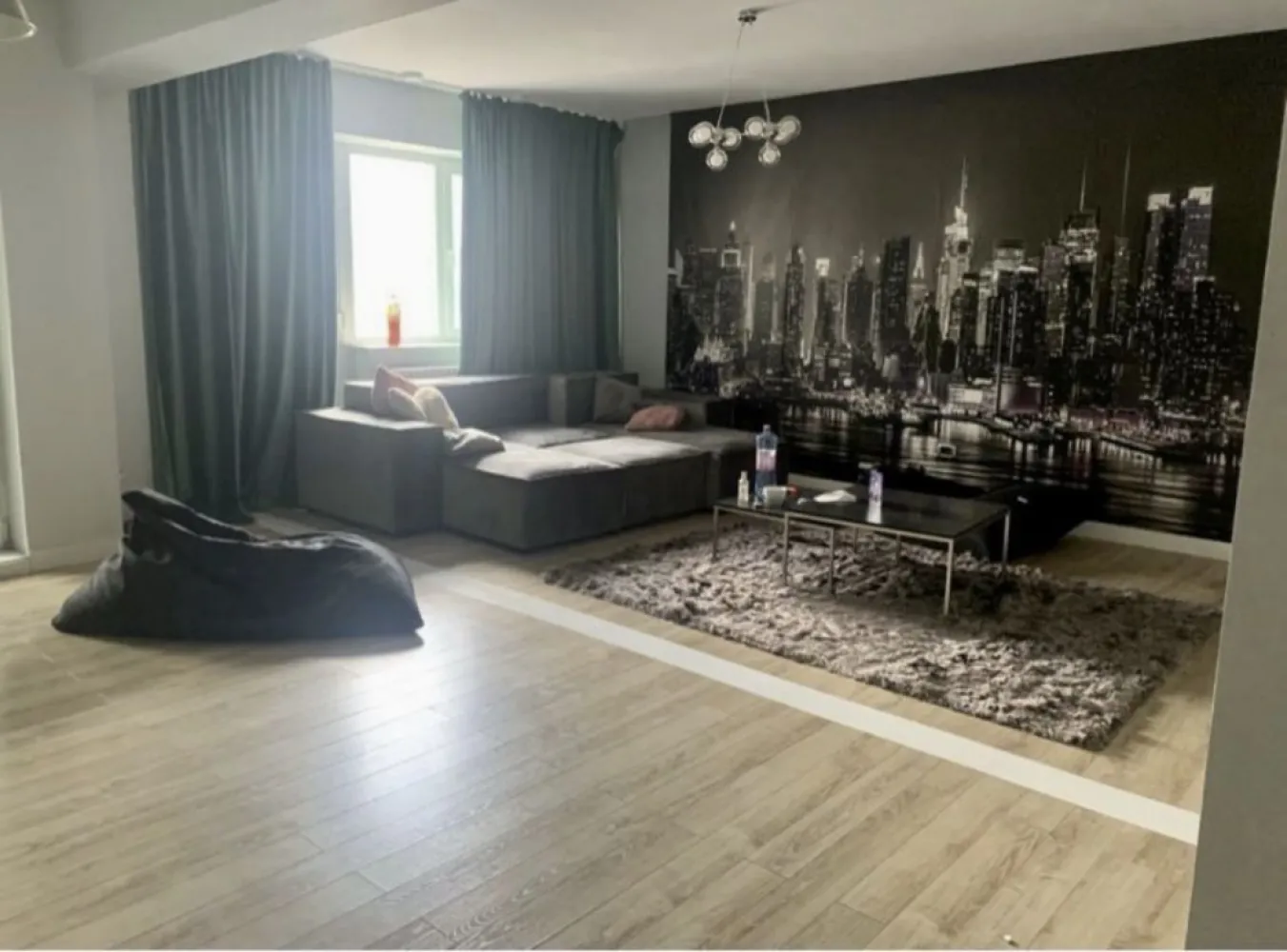 Gara apartament 3 camere - Se ofera catre vanzare apartament cu 3 camere transformat in 2 cu posibilitatea de a reveni la forma initiala , apartamentul avand 1 baie, 1 bucatarie , 1 hol, 2 balcoane , 1 cămară . Apartamentul este situat pe str Traian cu orientare SE , constructie 2002, dispune de centrala pe gaze, se vinde mobilat si utilat ca in imaginile postate. In poze este varianta actuala de 2 camere care poate fi refacuta in 3 camere si inca un grup sanitar in locul debaralei, ca posibilităţi de amenajare a spaţiului. Suprafata totala a apartamentului este de 69,59 m si cea utila de 58,43.