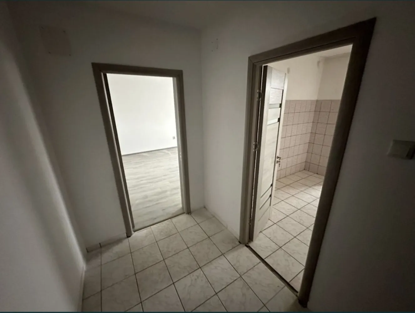 Apartament de vanzare-City Park Mall - Apartament de vanzare in zona City Park Mall Constanta, situat la etajul 4 avand izolatie pe acoperis fara infiltratii , in suprafata utila de 62m2 si un balcon de 12m2, apartamentul este recent renovat, instalatia electrica schimbata si centrala noua pe gaze