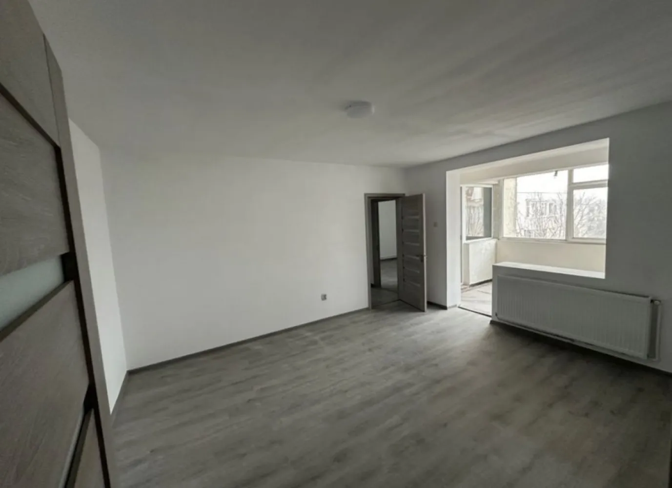 Apartament de vanzare-City Park Mall - Apartament de vanzare in zona City Park Mall Constanta, situat la etajul 4 avand izolatie pe acoperis fara infiltratii , in suprafata utila de 62m2 si un balcon de 12m2, apartamentul este recent renovat, instalatia electrica schimbata si centrala noua pe gaze