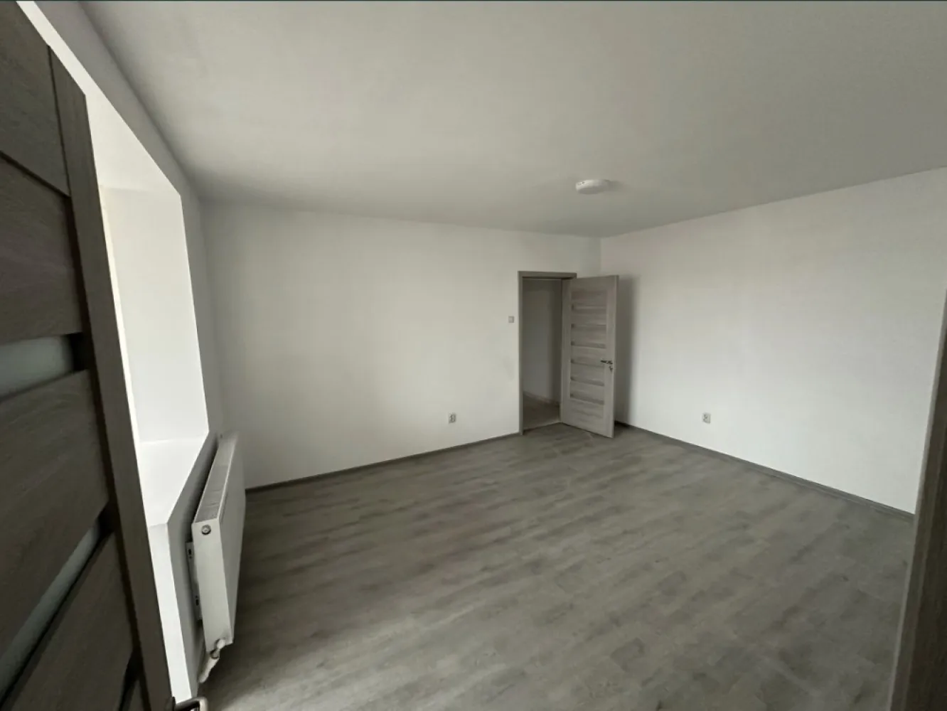 Apartament de vanzare-City Park Mall - Apartament de vanzare in zona City Park Mall Constanta, situat la etajul 4 avand izolatie pe acoperis fara infiltratii , in suprafata utila de 62m2 si un balcon de 12m2, apartamentul este recent renovat, instalatia electrica schimbata si centrala noua pe gaze