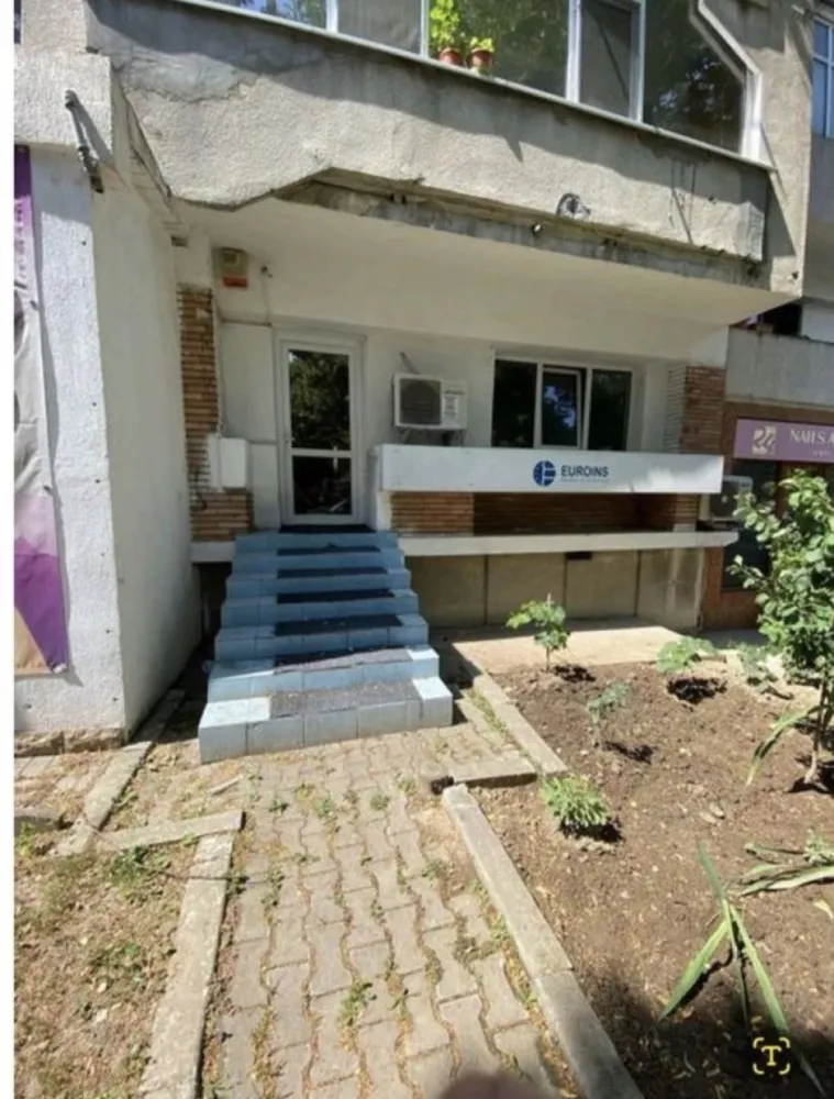 Apartament 3 camere..Pt locuit sau spatiu comercial, sediu, zona Victor - Unic pe zona...Vand Apartament 3 camere la parter,(supraf utila 66,63mp,balcon 3mp,boxa cuprinsa in cadastru de 9.90mp),apartamentul a functionat ca sediu firma Euroins Asigurari,destinatie declarata- Nerezidential,zona Victoria ,,al 2- lea bloc din intersectie pe stanga sensul spre Dacia,decomandat ,Acces direct din bd Tomis,ideal Sediu ,Notariat,Cabinet medical,Activitati economice,este incadrat intre 2 Saloane de beauty..vedere fata si pe spate dormitoarele(se mai pot adauga 2 balcoane dupa necesitatea viitoarei intrebuintari). Proprietar 07******35..pret 118000€. Sau schimb cu teren,casa demolabila deschidere minim 12ml, central,Tomis 2,Faleza Nord,Tabacariei.