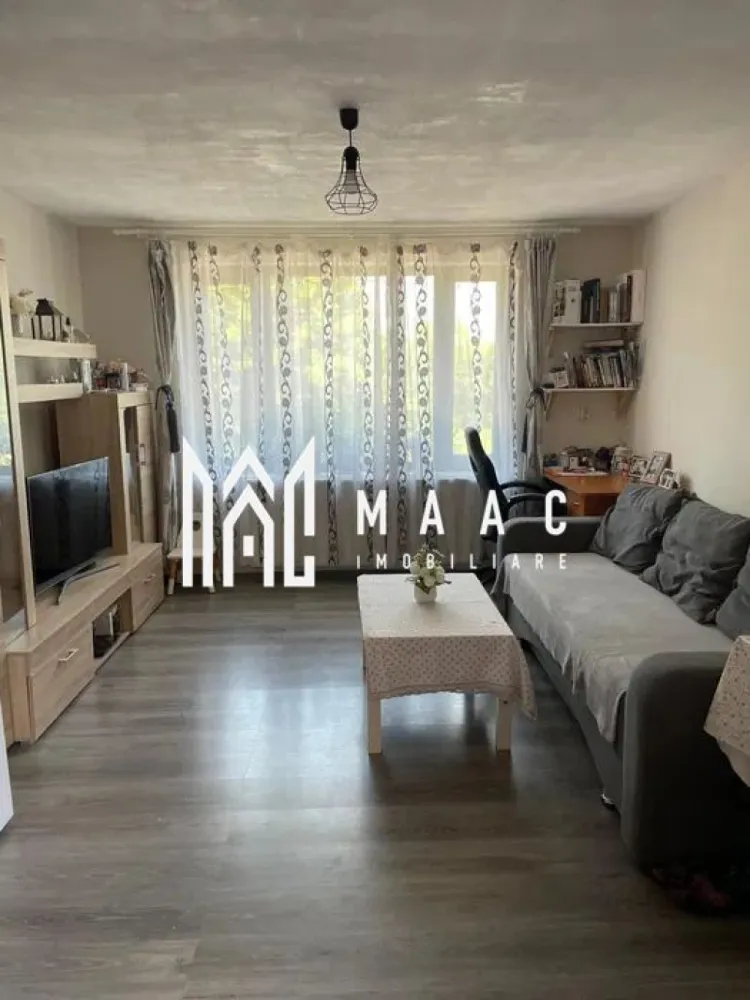 Casă individuală | 5 Camere | 140MPU | Terasa | Cisnadie - MAAC Imobiliare vă propune spre vânzare o casă individuală, construită în 2019, situată la intrarea în Cisnădie dinspre cartierul Arhitecților, într-o zonă liniștită. Proprietatea se vinde complet mobilată și utilată, fiind pregătită pentru mutare imediată. Detalii proprietate: Suprafață teren: 238 mp Suprafață construită desfășurată: generoasă, compartimentare practică Construcție din cărămidă Porotherm de 38 cm Compartimentare: Parter: hol, living, bucătărie, 2 dormitoare, terasă închisă, cameră tehnică Etaj (intrare separată): living cu bucătărie, baie, dormitor, terasă deschisă de 23 mp Avantaje: Casă individuală, singur în curte Complet mobilată și utilată Compartimentare practică, cu posibilitatea de a fi folosită ca locuință pentru două familii Zonă liniștită, acces facil către Sibiu și Arhitecților Pentru mai multe detalii sau pentru a programa o vizionare, vă rugăm să ne contactați. Specificați ID-ul CP2739774. }}