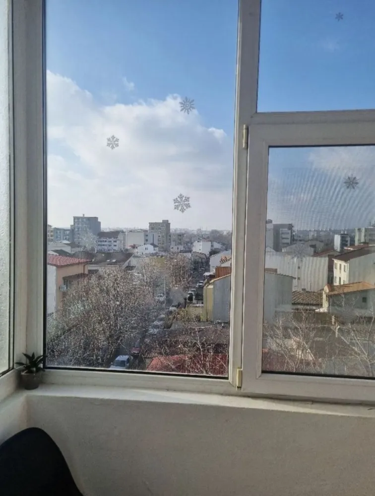 Apartament 3 camere - Vand apartament 3 camere, faleza nord, etaj 4/4. Centrala gaze. Strada Unirii complex. 70 mp. Doua bai, balcon cu vedere panoramica. 3 min pe jos pana la plaja. Parc langa bloc..scoala, magazine. Fara imbunatatiri, nerenovat. Direct proprietar. 119.000 euro.
