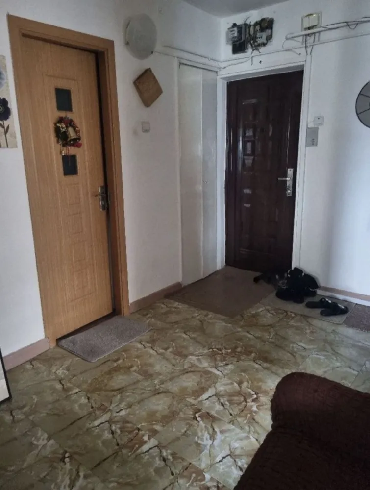 Apartament 3 camere - Vand apartament 3 camere, faleza nord, etaj 4/4. Centrala gaze. Strada Unirii complex. 70 mp. Doua bai, balcon cu vedere panoramica. 3 min pe jos pana la plaja. Parc langa bloc..scoala, magazine. Fara imbunatatiri, nerenovat. Direct proprietar. 119.000 euro.
