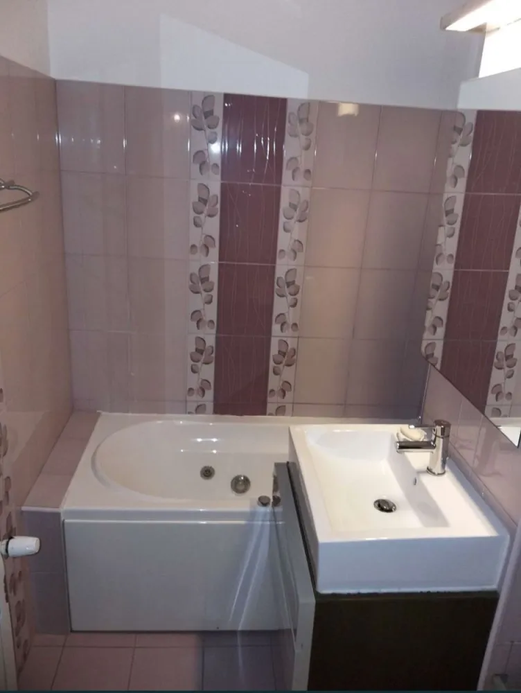 Apartament de vanzare cu 3 camere - Vand apartament cu 3 camere, pe Bdul. Tomis, zona Tomis Nord, decomandat, etaj 4 din 10, suprafata 67 mp (71 mp cu balcon). Apartamentul este complet renovat ( toata instalatia electrica a fost schimbata, gresie, faianta, parchet, tamplarie PVC, balconul inchis). Acesta se vinde complet mobilat si utilat (masina de spalat vase, frigider, plita pe gaz, cuptor electric, masina de spalat rufe, cada cu jacuzzi). Posibilitate racordare la gaze imediata ( documentele sunt finalizate si aprobate, teava este trasa pe casa scarii, in dreptul usii apartamentului). PRETUL ESTE NEGOCIABIL.