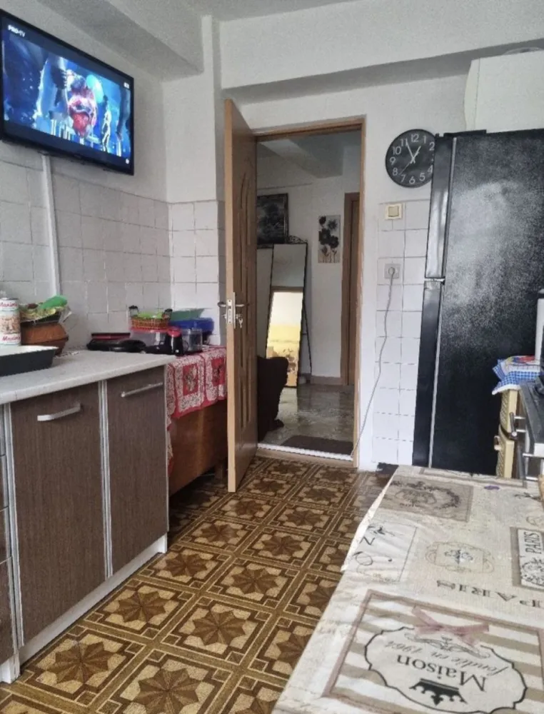 Apartament 3 camere - Vand apartament 3 camere, faleza nord, etaj 4/4. Centrala gaze. Strada Unirii complex. 70 mp. Doua bai, balcon cu vedere panoramica. 3 min pe jos pana la plaja. Parc langa bloc..scoala, magazine. Fara imbunatatiri, nerenovat. Direct proprietar. 119.000 euro.