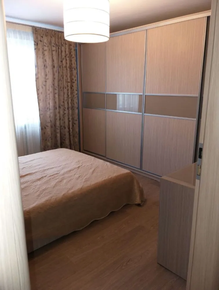 Apartament de vanzare cu 3 camere - Vand apartament cu 3 camere, pe Bdul. Tomis, zona Tomis Nord, decomandat, etaj 4 din 10, suprafata 67 mp (71 mp cu balcon). Apartamentul este complet renovat ( toata instalatia electrica a fost schimbata, gresie, faianta, parchet, tamplarie PVC, balconul inchis). Acesta se vinde complet mobilat si utilat (masina de spalat vase, frigider, plita pe gaz, cuptor electric, masina de spalat rufe, cada cu jacuzzi). Posibilitate racordare la gaze imediata ( documentele sunt finalizate si aprobate, teava este trasa pe casa scarii, in dreptul usii apartamentului). PRETUL ESTE NEGOCIABIL.