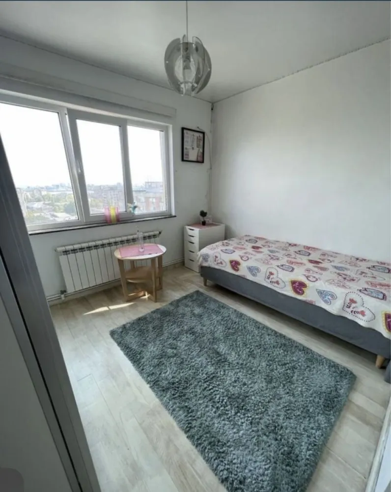 Tomis Nord 3 camere - Apartamentul se afla la etajul 9/10 al unui bloc construit in 1978, fiind incadrat si izolat exterior. Este curat, bine intretinut si dispune de centrala cu gaz si aparat de aer conditionat. Apartamentul detine finisaje moderne si se vinde mobilat si utilat conform fotografiilor de prezentare. Apartamentul se afla in apropierea magazinelor, gradinitei, mall Vivo, mijloacelor de transport in comun si la 10 minute de centrul orasului. Pentru mai multe detalii sau pentru a programa o vizionare va asteptam sa ne contactati la numarul de telefon afisat.