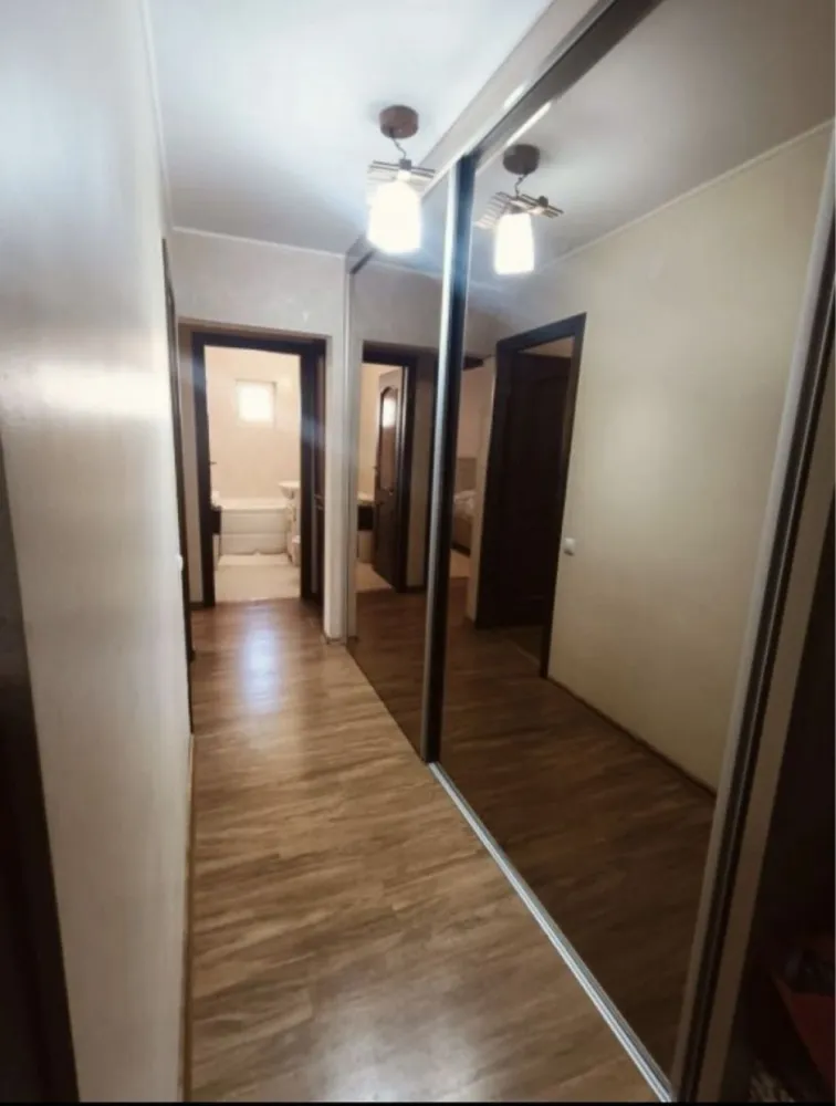 Inel 1 ap 4 - Vand apartament 3 camere Soveja ,bloc DR ,stradal ,pozitie excelenta,in apropiere de statie,trecere pieteni.Apartamentul este situat la etaj 1/4 ,izolat,termopane,alarma,renovat complet in urma cu 10 ani,centrala gaz.Apartamentul este foarte calduros iarna si racoros vara.Se vinde mobilat /utilat