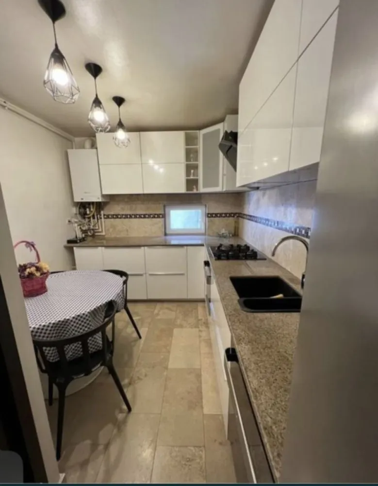 Tomis Nord 3 camere - Apartamentul se afla la etajul 9/10 al unui bloc construit in 1978, fiind incadrat si izolat exterior. Este curat, bine intretinut si dispune de centrala cu gaz si aparat de aer conditionat. Apartamentul detine finisaje moderne si se vinde mobilat si utilat conform fotografiilor de prezentare. Apartamentul se afla in apropierea magazinelor, gradinitei, mall Vivo, mijloacelor de transport in comun si la 10 minute de centrul orasului. Pentru mai multe detalii sau pentru a programa o vizionare va asteptam sa ne contactati la numarul de telefon afisat.