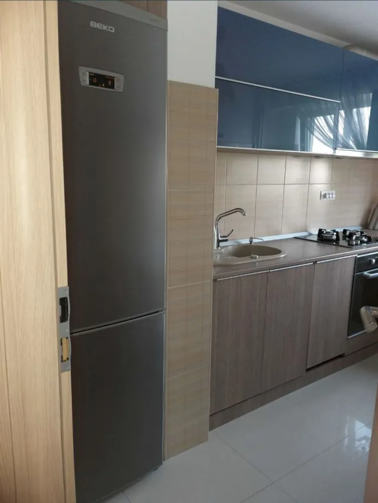 Apartament de vanzare cu 3 camere - Vand apartament cu 3 camere, pe Bdul. Tomis, zona Tomis Nord, decomandat, etaj 4 din 10, suprafata 67 mp (71 mp cu balcon). Apartamentul este complet renovat ( toata instalatia electrica a fost schimbata, gresie, faianta, parchet, tamplarie PVC, balconul inchis). Acesta se vinde complet mobilat si utilat (masina de spalat vase, frigider, plita pe gaz, cuptor electric, masina de spalat rufe, cada cu jacuzzi). Posibilitate racordare la gaze imediata ( documentele sunt finalizate si aprobate, teava este trasa pe casa scarii, in dreptul usii apartamentului). PRETUL ESTE NEGOCIABIL.