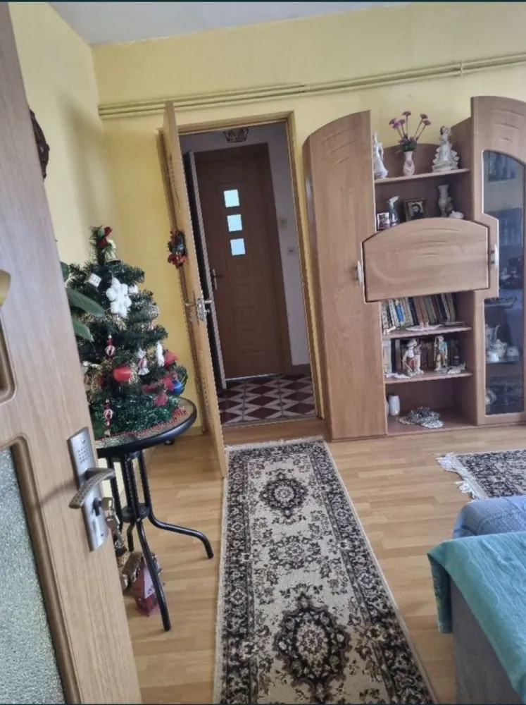 Apartament 3 camere - Vand apartament 3 camere, faleza nord, etaj 4/4. Centrala gaze. Strada Unirii complex. 70 mp. Doua bai, balcon cu vedere panoramica. 3 min pe jos pana la plaja. Parc langa bloc..scoala, magazine. Fara imbunatatiri, nerenovat. Direct proprietar. 119.000 euro.