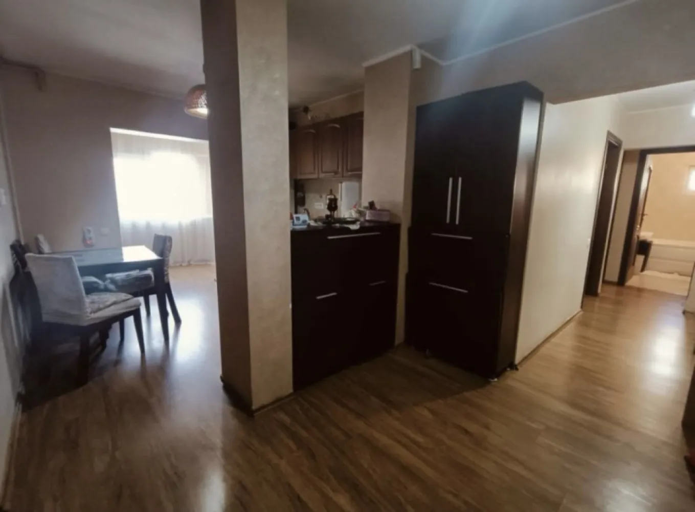 Inel 1 ap 4 - Vand apartament 3 camere Soveja ,bloc DR ,stradal ,pozitie excelenta,in apropiere de statie,trecere pieteni.Apartamentul este situat la etaj 1/4 ,izolat,termopane,alarma,renovat complet in urma cu 10 ani,centrala gaz.Apartamentul este foarte calduros iarna si racoros vara.Se vinde mobilat /utilat