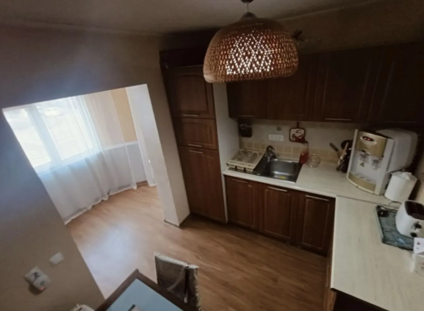 Inel 1 ap 4 - Vand apartament 3 camere Soveja ,bloc DR ,stradal ,pozitie excelenta,in apropiere de statie,trecere pieteni.Apartamentul este situat la etaj 1/4 ,izolat,termopane,alarma,renovat complet in urma cu 10 ani,centrala gaz.Apartamentul este foarte calduros iarna si racoros vara.Se vinde mobilat /utilat