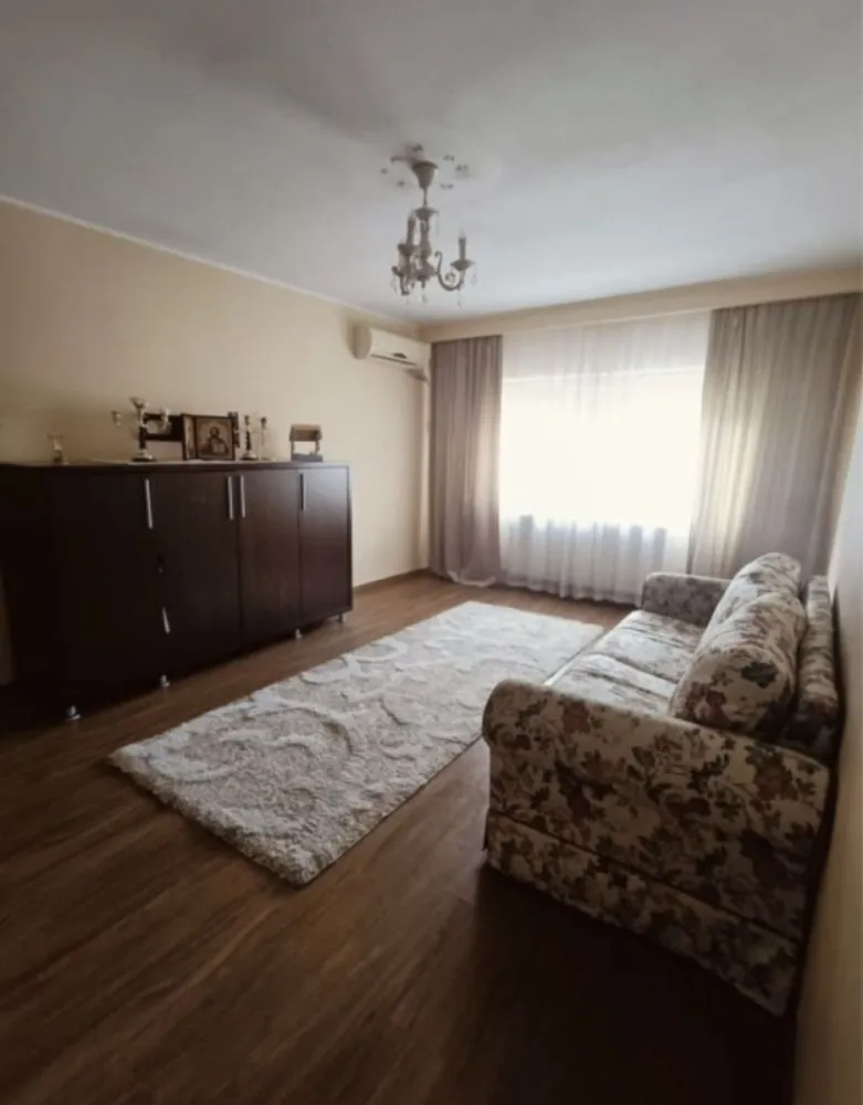 Inel 1 ap 4 - Vand apartament 3 camere Soveja ,bloc DR ,stradal ,pozitie excelenta,in apropiere de statie,trecere pieteni.Apartamentul este situat la etaj 1/4 ,izolat,termopane,alarma,renovat complet in urma cu 10 ani,centrala gaz.Apartamentul este foarte calduros iarna si racoros vara.Se vinde mobilat /utilat