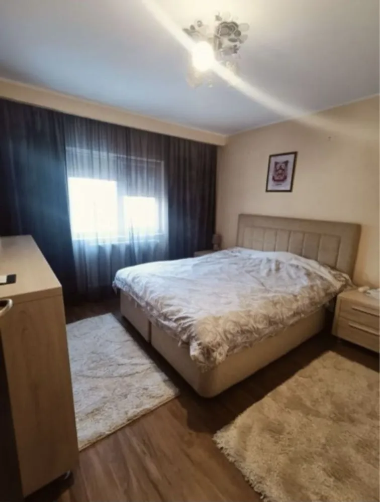 Inel 1 ap 4 - Vand apartament 3 camere Soveja ,bloc DR ,stradal ,pozitie excelenta,in apropiere de statie,trecere pieteni.Apartamentul este situat la etaj 1/4 ,izolat,termopane,alarma,renovat complet in urma cu 10 ani,centrala gaz.Apartamentul este foarte calduros iarna si racoros vara.Se vinde mobilat /utilat