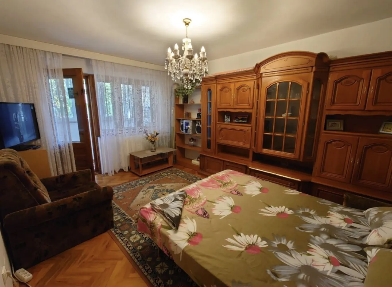 Proprietar vand ap3 camere decomandat Ciresica Tomis Nord - Persoana fizica, vand apartament cu 3 camere, decomandat, confort 0, 70mp utili, parter cu balcon, boxa 10mp, izolat exterior, instalatie electrica de cupru, centrala pe gaz. Ideal de locuit, in vecinatate se gasesc urmatoarele: magazine, farmacii, medici de familie, piata Ciresica, piata Tic Tac, gradinita Amicii, scoala 38 Dimitrie Cantemir, scoala 29 Mihai Viteazul, liceul Calinescu, liceul Virgil Madgearu, liceul Decebal, postliceala Hipocrate, campus universitar Ovidius, parcul Tabacariei, City Park Mall. Sau ca investitie, se poate inchiria permanent, sau pe durata anului scolar si de sezon. In apropiere se afla satul de vacanta, statiunea Mamaia.