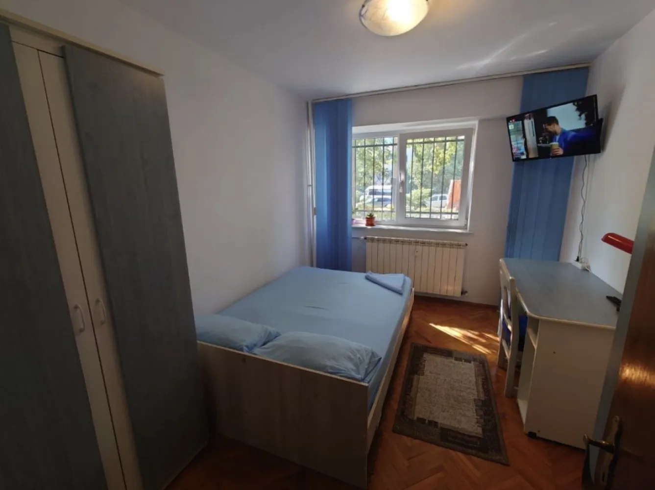Proprietar vand ap3 camere decomandat Ciresica Tomis Nord - Persoana fizica, vand apartament cu 3 camere, decomandat, confort 0, 70mp utili, parter cu balcon, boxa 10mp, izolat exterior, instalatie electrica de cupru, centrala pe gaz. Ideal de locuit, in vecinatate se gasesc urmatoarele: magazine, farmacii, medici de familie, piata Ciresica, piata Tic Tac, gradinita Amicii, scoala 38 Dimitrie Cantemir, scoala 29 Mihai Viteazul, liceul Calinescu, liceul Virgil Madgearu, liceul Decebal, postliceala Hipocrate, campus universitar Ovidius, parcul Tabacariei, City Park Mall. Sau ca investitie, se poate inchiria permanent, sau pe durata anului scolar si de sezon. In apropiere se afla satul de vacanta, statiunea Mamaia.