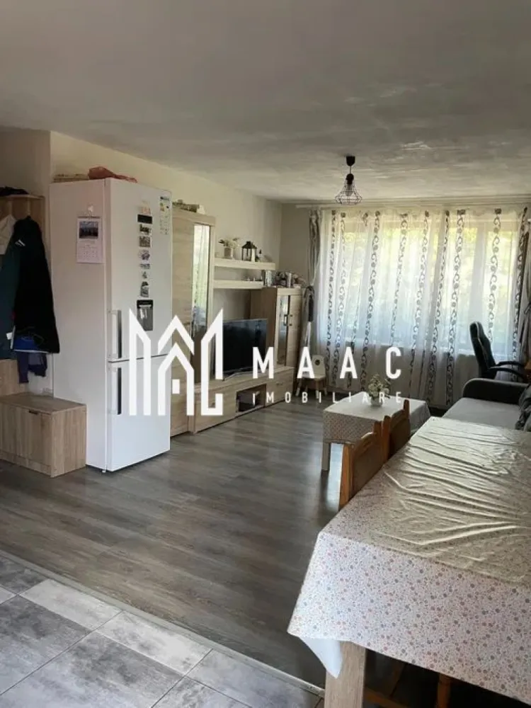 Casă individuală | 5 Camere | 140MPU | Terasa | Cisnadie - MAAC Imobiliare vă propune spre vânzare o casă individuală, construită în 2019, situată la intrarea în Cisnădie dinspre cartierul Arhitecților, într-o zonă liniștită. Proprietatea se vinde complet mobilată și utilată, fiind pregătită pentru mutare imediată. Detalii proprietate: Suprafață teren: 238 mp Suprafață construită desfășurată: generoasă, compartimentare practică Construcție din cărămidă Porotherm de 38 cm Compartimentare: Parter: hol, living, bucătărie, 2 dormitoare, terasă închisă, cameră tehnică Etaj (intrare separată): living cu bucătărie, baie, dormitor, terasă deschisă de 23 mp Avantaje: Casă individuală, singur în curte Complet mobilată și utilată Compartimentare practică, cu posibilitatea de a fi folosită ca locuință pentru două familii Zonă liniștită, acces facil către Sibiu și Arhitecților Pentru mai multe detalii sau pentru a programa o vizionare, vă rugăm să ne contactați. Specificați ID-ul CP2739774. }}