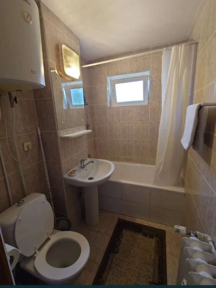 Proprietar vand ap3 camere decomandat Ciresica Tomis Nord - Persoana fizica, vand apartament cu 3 camere, decomandat, confort 0, 70mp utili, parter cu balcon, boxa 10mp, izolat exterior, instalatie electrica de cupru, centrala pe gaz. Ideal de locuit, in vecinatate se gasesc urmatoarele: magazine, farmacii, medici de familie, piata Ciresica, piata Tic Tac, gradinita Amicii, scoala 38 Dimitrie Cantemir, scoala 29 Mihai Viteazul, liceul Calinescu, liceul Virgil Madgearu, liceul Decebal, postliceala Hipocrate, campus universitar Ovidius, parcul Tabacariei, City Park Mall. Sau ca investitie, se poate inchiria permanent, sau pe durata anului scolar si de sezon. In apropiere se afla satul de vacanta, statiunea Mamaia.
