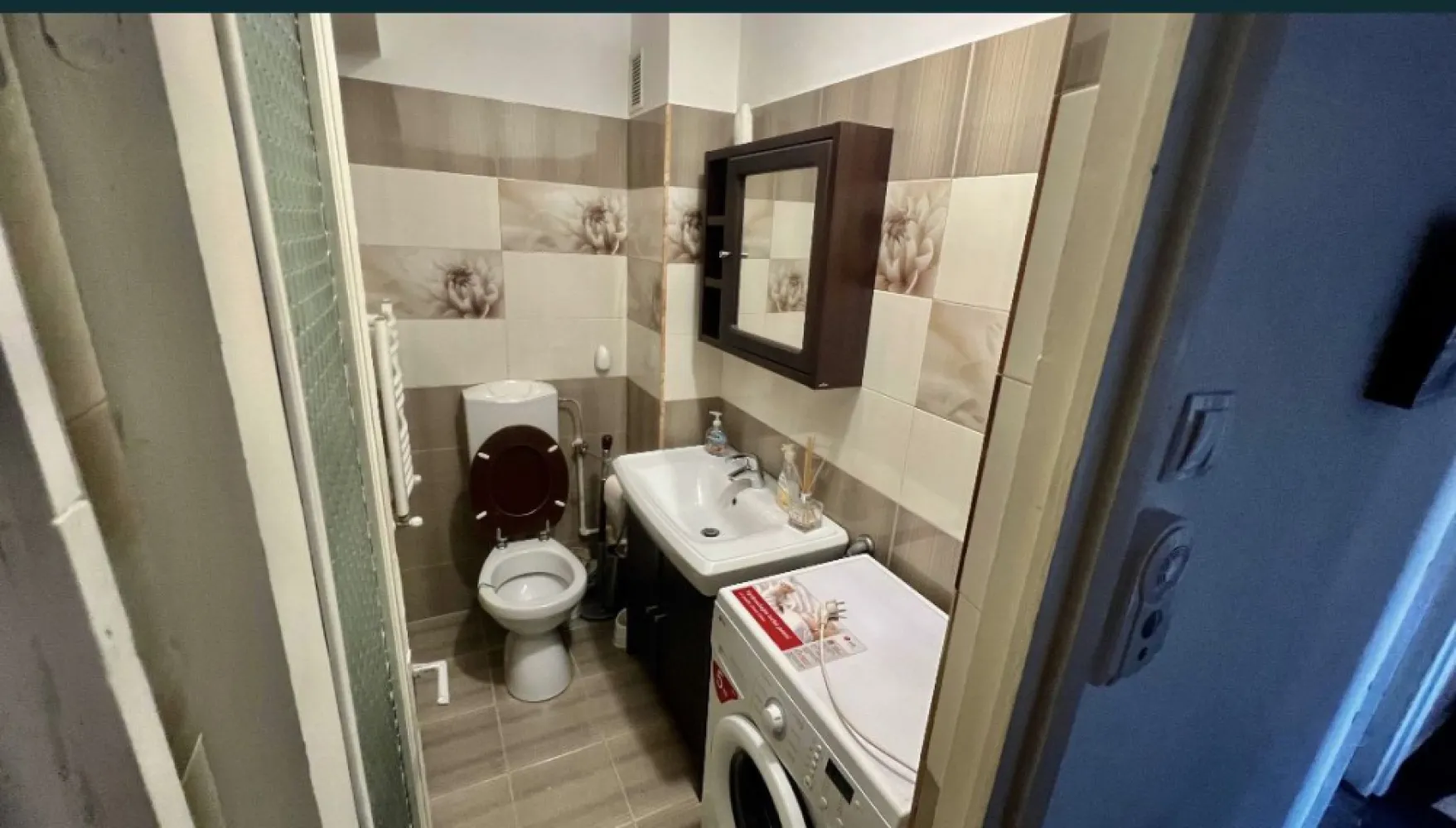 Apartament 3 camere Capitol - Persoană fizică vând apartament 3 camere , decomandat , confort 0 , an 1982 ,bloc anvelopat , scară amenajată ( doar 8 ap pe scară ) situat in zona Capitol ( vis a vis de “Institutul /Centrul de proiectări “/ Spitalul Județean ) . Etaj 4 din 4. Vedere pe Bulevardul Tomis si in curtea interioara . Ap are 2 balcoane ,2 bai, termopane, gaze / centrală proprie , AC , este mobilat si utilat după cum se vede in poze ,în afară de băi necesitând renovare. Prețul se poate considera fix . Pot oferi la cerere prezentare video.