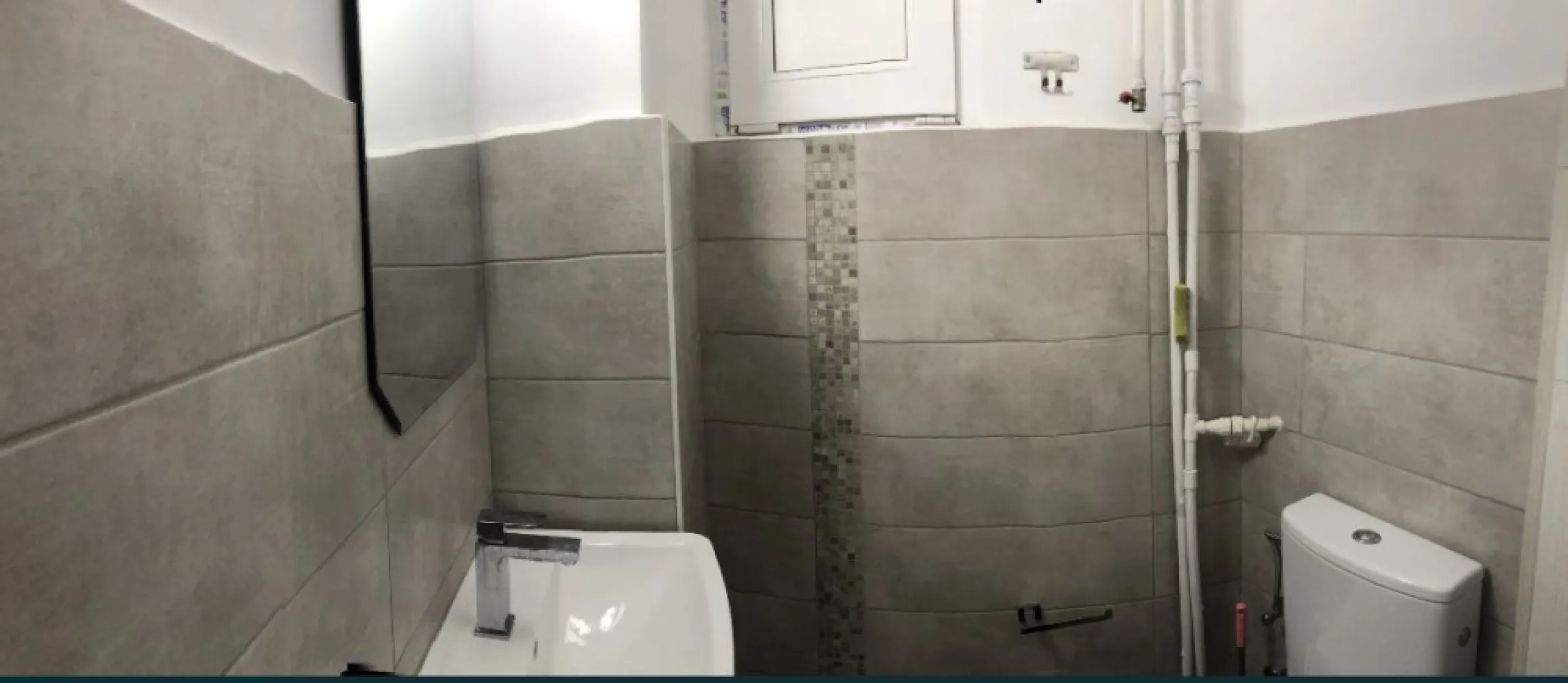 Ap de vanzare 3 camere Tomis 3 - Proprietar vand apartament 3 camere decomandat , 2 grupuri sanitare ,, confort 0, 77 mp utili ,etajul 1 intr- un bloc de 4 nivele , cu vedere pe Tomis vis a vis de ANAF , Mega Image , la 2 min de City Mall., zona Tomis 3.Apartamentul deține izolație exterioara,centrală pe gaz viessmann , aer condiționat 18000 de BTU , mașina de spălat rufe cu uscător LG,jacuzzi,wc cu capac soft Close si bideu incorporat,mașina de spălat vase, 3 tv , frigider , canapea extensibila Euromobila,mobila este la comanda cu sistem soft close, saltea Dormeo Platinum de Lux,electrocasnicele sunt Smart .Loc de parcare Colaborez cu agențiile imobiliare, plătesc comision.