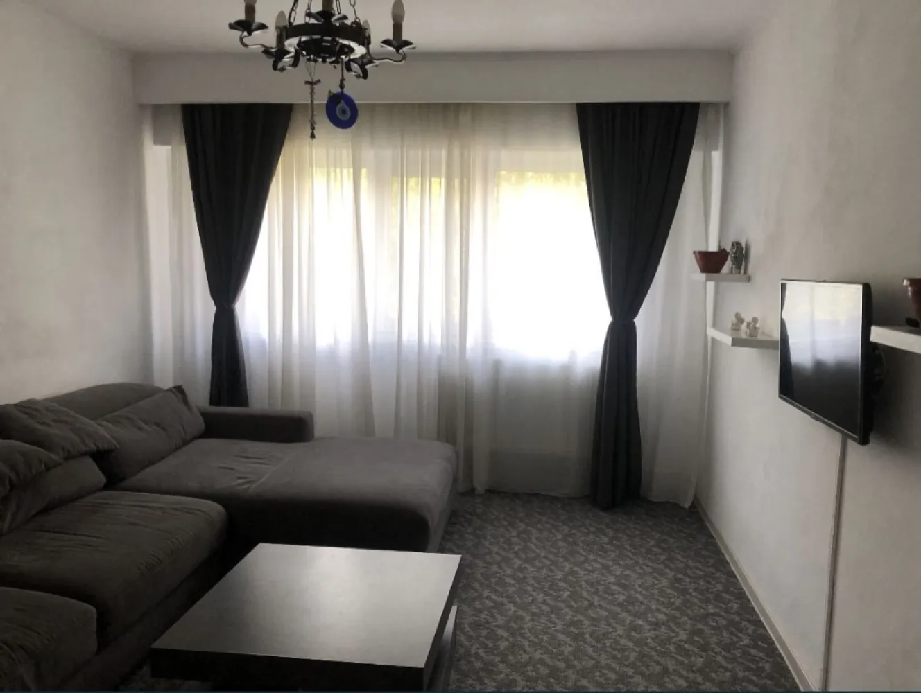 Ap de vanzare 3 camere Tomis 3 - Proprietar vand apartament 3 camere decomandat , 2 grupuri sanitare ,, confort 0, 77 mp utili ,etajul 1 intr- un bloc de 4 nivele , cu vedere pe Tomis vis a vis de ANAF , Mega Image , la 2 min de City Mall., zona Tomis 3.Apartamentul deține izolație exterioara,centrală pe gaz viessmann , aer condiționat 18000 de BTU , mașina de spălat rufe cu uscător LG,jacuzzi,wc cu capac soft Close si bideu incorporat,mașina de spălat vase, 3 tv , frigider , canapea extensibila Euromobila,mobila este la comanda cu sistem soft close, saltea Dormeo Platinum de Lux,electrocasnicele sunt Smart .Loc de parcare Colaborez cu agențiile imobiliare, plătesc comision.