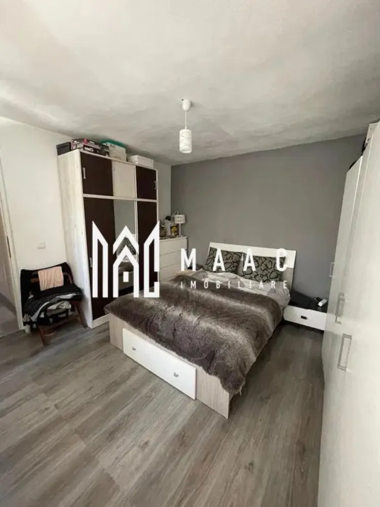 Casă individuală | 5 Camere | 140MPU | Terasa | Cisnadie - MAAC Imobiliare vă propune spre vânzare o casă individuală, construită în 2019, situată la intrarea în Cisnădie dinspre cartierul Arhitecților, într-o zonă liniștită. Proprietatea se vinde complet mobilată și utilată, fiind pregătită pentru mutare imediată. Detalii proprietate: Suprafață teren: 238 mp Suprafață construită desfășurată: generoasă, compartimentare practică Construcție din cărămidă Porotherm de 38 cm Compartimentare: Parter: hol, living, bucătărie, 2 dormitoare, terasă închisă, cameră tehnică Etaj (intrare separată): living cu bucătărie, baie, dormitor, terasă deschisă de 23 mp Avantaje: Casă individuală, singur în curte Complet mobilată și utilată Compartimentare practică, cu posibilitatea de a fi folosită ca locuință pentru două familii Zonă liniștită, acces facil către Sibiu și Arhitecților Pentru mai multe detalii sau pentru a programa o vizionare, vă rugăm să ne contactați. Specificați ID-ul CP2739774. }}