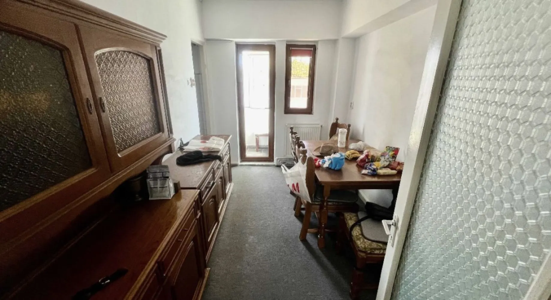 Apartament 3 camere Capitol - Persoană fizică vând apartament 3 camere , decomandat , confort 0 , an 1982 ,bloc anvelopat , scară amenajată ( doar 8 ap pe scară ) situat in zona Capitol ( vis a vis de “Institutul /Centrul de proiectări “/ Spitalul Județean ) . Etaj 4 din 4. Vedere pe Bulevardul Tomis si in curtea interioara . Ap are 2 balcoane ,2 bai, termopane, gaze / centrală proprie , AC , este mobilat si utilat după cum se vede in poze ,în afară de băi necesitând renovare. Prețul se poate considera fix . Pot oferi la cerere prezentare video.