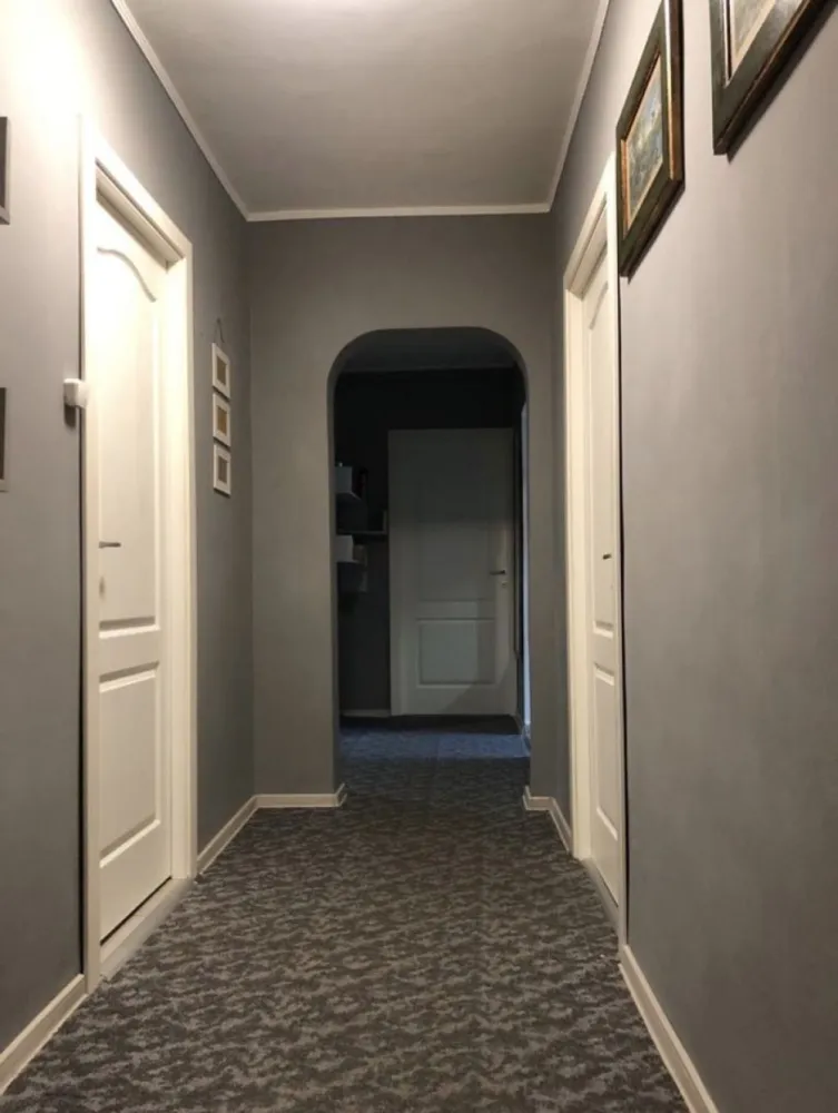 Ap de vanzare 3 camere Tomis 3 - Proprietar vand apartament 3 camere decomandat , 2 grupuri sanitare ,, confort 0, 77 mp utili ,etajul 1 intr- un bloc de 4 nivele , cu vedere pe Tomis vis a vis de ANAF , Mega Image , la 2 min de City Mall., zona Tomis 3.Apartamentul deține izolație exterioara,centrală pe gaz viessmann , aer condiționat 18000 de BTU , mașina de spălat rufe cu uscător LG,jacuzzi,wc cu capac soft Close si bideu incorporat,mașina de spălat vase, 3 tv , frigider , canapea extensibila Euromobila,mobila este la comanda cu sistem soft close, saltea Dormeo Platinum de Lux,electrocasnicele sunt Smart .Loc de parcare Colaborez cu agențiile imobiliare, plătesc comision.