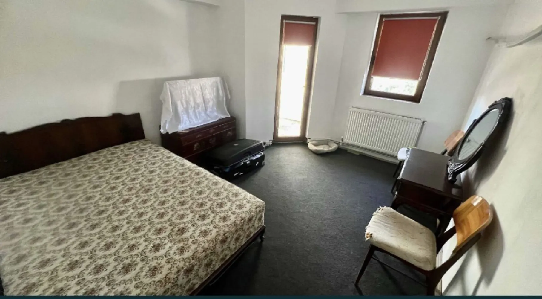 Apartament 3 camere Capitol - Persoană fizică vând apartament 3 camere , decomandat , confort 0 , an 1982 ,bloc anvelopat , scară amenajată ( doar 8 ap pe scară ) situat in zona Capitol ( vis a vis de “Institutul /Centrul de proiectări “/ Spitalul Județean ) . Etaj 4 din 4. Vedere pe Bulevardul Tomis si in curtea interioara . Ap are 2 balcoane ,2 bai, termopane, gaze / centrală proprie , AC , este mobilat si utilat după cum se vede in poze ,în afară de băi necesitând renovare. Prețul se poate considera fix . Pot oferi la cerere prezentare video.