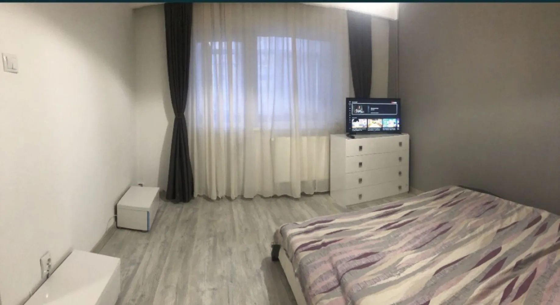 Ap de vanzare 3 camere Tomis 3 - Proprietar vand apartament 3 camere decomandat , 2 grupuri sanitare ,, confort 0, 77 mp utili ,etajul 1 intr- un bloc de 4 nivele , cu vedere pe Tomis vis a vis de ANAF , Mega Image , la 2 min de City Mall., zona Tomis 3.Apartamentul deține izolație exterioara,centrală pe gaz viessmann , aer condiționat 18000 de BTU , mașina de spălat rufe cu uscător LG,jacuzzi,wc cu capac soft Close si bideu incorporat,mașina de spălat vase, 3 tv , frigider , canapea extensibila Euromobila,mobila este la comanda cu sistem soft close, saltea Dormeo Platinum de Lux,electrocasnicele sunt Smart .Loc de parcare Colaborez cu agențiile imobiliare, plătesc comision.