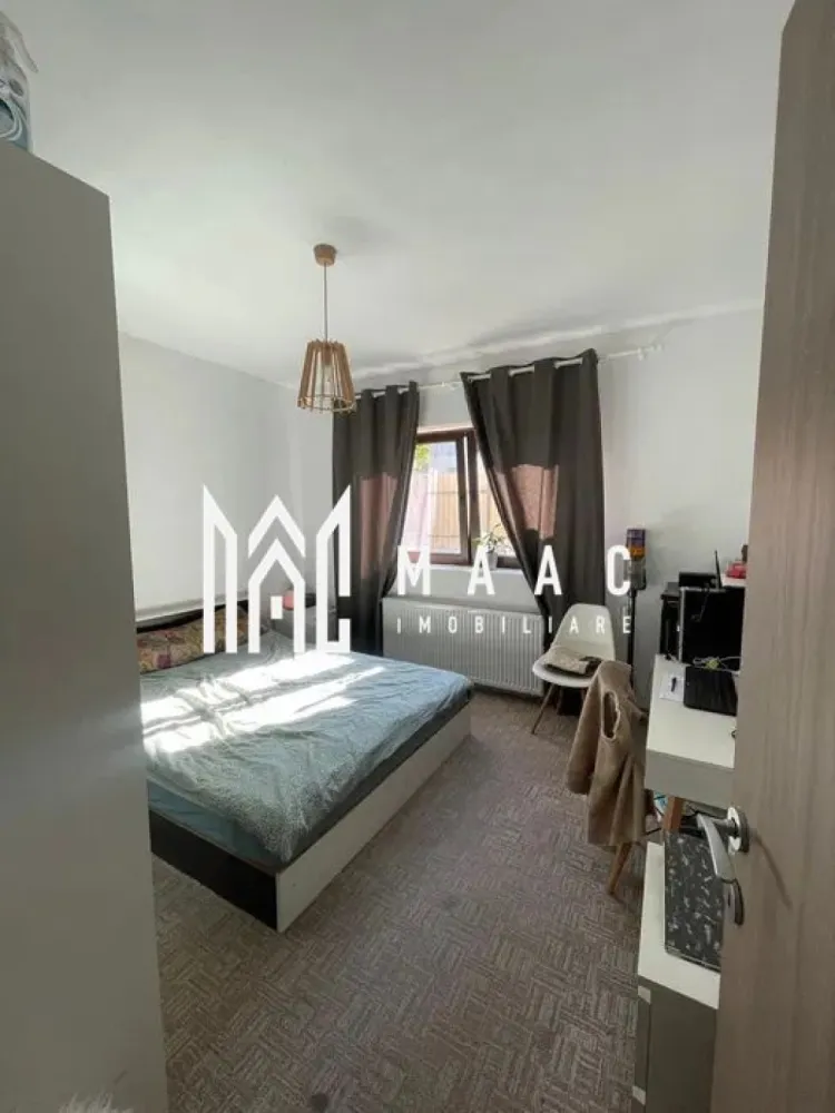 Casă individuală | 5 Camere | 140MPU | Terasa | Cisnadie - MAAC Imobiliare vă propune spre vânzare o casă individuală, construită în 2019, situată la intrarea în Cisnădie dinspre cartierul Arhitecților, într-o zonă liniștită. Proprietatea se vinde complet mobilată și utilată, fiind pregătită pentru mutare imediată. Detalii proprietate: Suprafață teren: 238 mp Suprafață construită desfășurată: generoasă, compartimentare practică Construcție din cărămidă Porotherm de 38 cm Compartimentare: Parter: hol, living, bucătărie, 2 dormitoare, terasă închisă, cameră tehnică Etaj (intrare separată): living cu bucătărie, baie, dormitor, terasă deschisă de 23 mp Avantaje: Casă individuală, singur în curte Complet mobilată și utilată Compartimentare practică, cu posibilitatea de a fi folosită ca locuință pentru două familii Zonă liniștită, acces facil către Sibiu și Arhitecților Pentru mai multe detalii sau pentru a programa o vizionare, vă rugăm să ne contactați. Specificați ID-ul CP2739774. }}