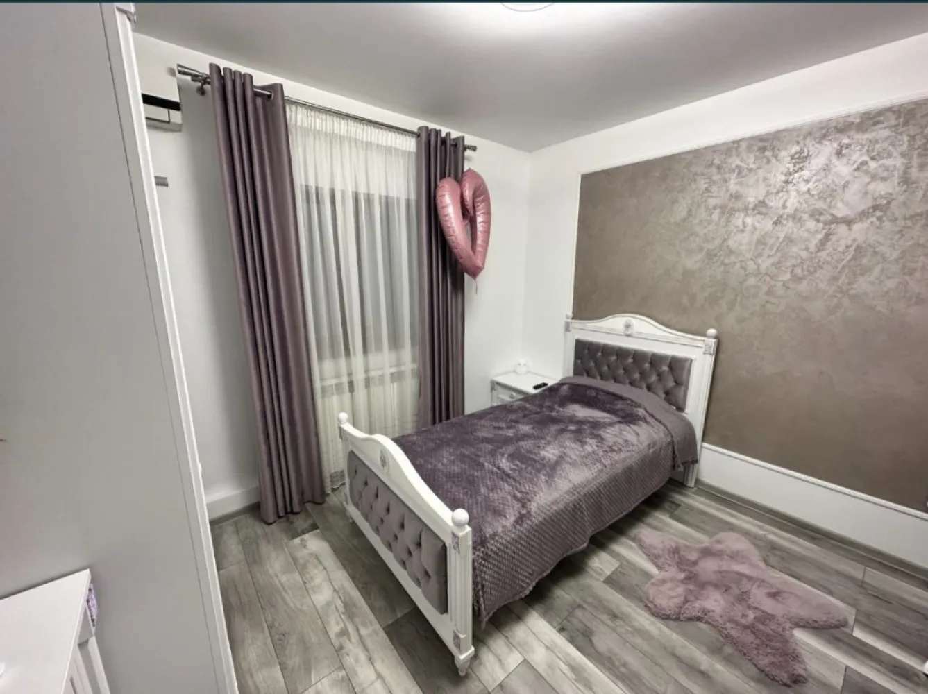 Vand ap 3 camere zona Big Cora Bratianu - Persoana fizica vand apartament la prețul de: 152000€. Pentru mai multe informații contactați-ma la numărul de telefon: 0746133603 Apartamentul are o suprafață utila de 71.78 mp si un balcon cu o suprafață de 4.59 mp, plus loc de parcare la doar 50 de metri de intrarea în bloc. Apartamentul este compus din: Bucătărie: 10.1 mp Hol: 9.81 mp Baie mare: 4.22 mp Baie mica: 2 mp Living: 19.82 mp Dormitor mare: 13.86 mp Dormitor mic: 11.97 mp Apartamentul a fost renovat complet în urma cu aproximativ 2 ani (instalație electrica complet noua, instalații sanitare complet noi, finisaje refăcute pana la placa de beton) Apartamentul este situat la etajul 6/8 cu centrala pe gaz, cu lift renovat complet recent și deține 2 boxe la subsol de 4 mp și una de 20 mp. Ambele intrări de acces in scara blocului sunt prevazute cu camere video de supraveghere. Apartamentul se vinde complet mobilat mai puțin mobilierul de copii, plus electrocasnice (unități de racire in fiecare camera, tv-uri in fiecare camera, plita electrica, cuptor electric, cuptor cu microunde incorporat in insula bucătăriei, hota, frigider, masina de spalat vase incorporabila, uscător haine, masina automata). Imobil cu acces din strada Dezrobirii, strada asfaltata, cu 3 benzi de circulatie pe sens, la aproximatic 100 m de intersectia cu Bd. I.C. Bratianu. Apartamentul este situat intr-un bloc de locuinte, avand regim de inaltime P+8E, construit in anul 1989 si dat in folosinta in 1992. Blocul are fundatii si structura din beton armat, inchideri perimetrale din beton armat, acoperis de tip terasa. Usa de acces in bloc este din PVC cu geam termopan. Imobilul se considera a avea finisaje de calitate superioara si detine toate utilitatile publice. Proprietatea este amplasata in zona estica, mediana, a municipiului Constanta, in zona Inel 2, cu acces la mijloace de transport in comun, avand in apropriere institutii de invatamant, sedii de insitutii bancare, farmacii, restaurante, institutii de cult si centre comerciale (Cora Bratianu, Mobexpert Outlet).