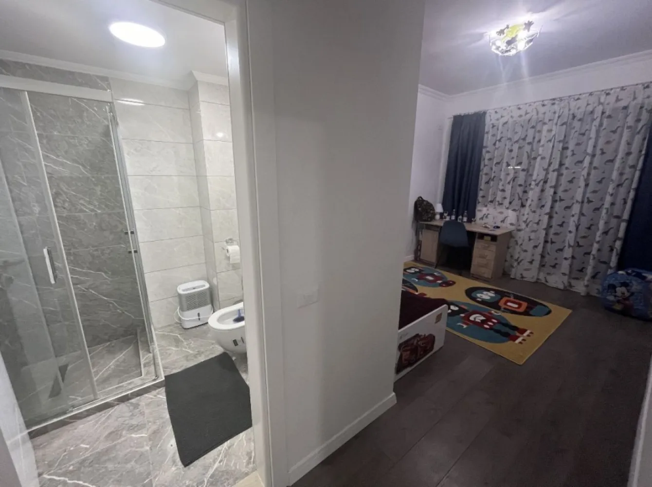 Ap 3 camere decomandat in cplx Energia Residence - De vanzare apartament cu 3 camere decomandat cu centrala pe gaz , utilat și mobilat complet totul nou și în garanție! Apartamentul are 1 bucătărie separată, 2 dormitoare, 2 băi, 2 balcoane, hol, cameră de serviciu dressing și living. Mobilierul este efectuat la comandă (Mobiliart și Mobexpert) Acesta dispune de absolut toate utilitățile (mașina de spălat LG ,uscător Electrolux,3 televizoare LG ,cuptor electric Electrolux, hota Electrolux, aragaz Arctic, combină frigorifică Arctic, aer condiționat Gree, cuptor microunde Samsung, mașină cafea Philips etc. toate noi in garantie. Etaj - parter , 81 metri utili, an construcție 2023. Apartamentul dispune de un loc de parcare și de locul de joacă pentru copii din cadrul complexului Energia Residence ! Apartamentul este foarte călduros iarna și răcoros vara. Vederea este spre locul de joacă pentru copii acesta aflându-se în mijlocul complexului fiind împrejmuit de spații verzi amenajate, copaci și flori superbe. Pentru a vă bucura de spațiile verzi superbe vă puteți relaxa la foișorul special amenajat. Zona Kamsas-Energia blocurile noi din complexul Energia Residence de pe strada Constantin Bobescu! Proprietar persoana fizica 0% comision! Prețul este negociabil ! Merită văzut ! Detalii la numărul de telefon!