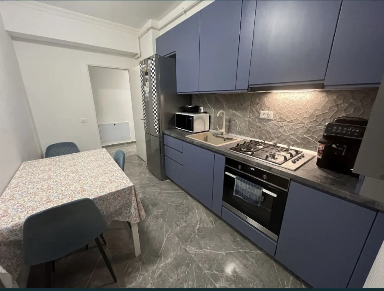 Ap 3 camere decomandat in cplx Energia Residence - De vanzare apartament cu 3 camere decomandat cu centrala pe gaz , utilat și mobilat complet totul nou și în garanție! Apartamentul are 1 bucătărie separată, 2 dormitoare, 2 băi, 2 balcoane, hol, cameră de serviciu dressing și living. Mobilierul este efectuat la comandă (Mobiliart și Mobexpert) Acesta dispune de absolut toate utilitățile (mașina de spălat LG ,uscător Electrolux,3 televizoare LG ,cuptor electric Electrolux, hota Electrolux, aragaz Arctic, combină frigorifică Arctic, aer condiționat Gree, cuptor microunde Samsung, mașină cafea Philips etc. toate noi in garantie. Etaj - parter , 81 metri utili, an construcție 2023. Apartamentul dispune de un loc de parcare și de locul de joacă pentru copii din cadrul complexului Energia Residence ! Apartamentul este foarte călduros iarna și răcoros vara. Vederea este spre locul de joacă pentru copii acesta aflându-se în mijlocul complexului fiind împrejmuit de spații verzi amenajate, copaci și flori superbe. Pentru a vă bucura de spațiile verzi superbe vă puteți relaxa la foișorul special amenajat. Zona Kamsas-Energia blocurile noi din complexul Energia Residence de pe strada Constantin Bobescu! Proprietar persoana fizica 0% comision! Prețul este negociabil ! Merită văzut ! Detalii la numărul de telefon!