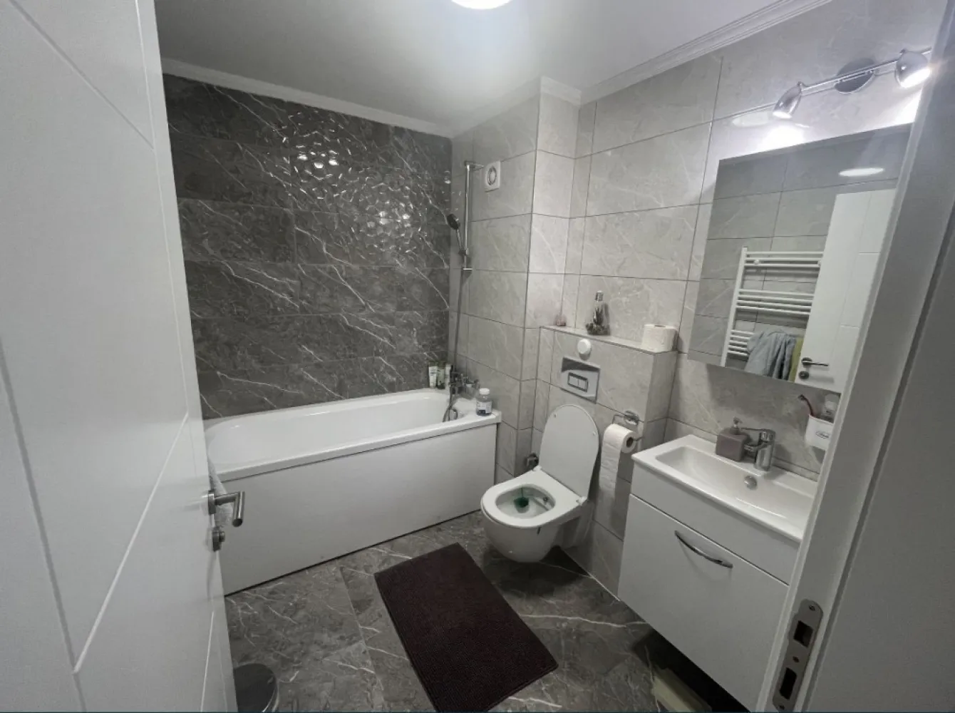 Ap 3 camere decomandat in cplx Energia Residence - De vanzare apartament cu 3 camere decomandat cu centrala pe gaz , utilat și mobilat complet totul nou și în garanție! Apartamentul are 1 bucătărie separată, 2 dormitoare, 2 băi, 2 balcoane, hol, cameră de serviciu dressing și living. Mobilierul este efectuat la comandă (Mobiliart și Mobexpert) Acesta dispune de absolut toate utilitățile (mașina de spălat LG ,uscător Electrolux,3 televizoare LG ,cuptor electric Electrolux, hota Electrolux, aragaz Arctic, combină frigorifică Arctic, aer condiționat Gree, cuptor microunde Samsung, mașină cafea Philips etc. toate noi in garantie. Etaj - parter , 81 metri utili, an construcție 2023. Apartamentul dispune de un loc de parcare și de locul de joacă pentru copii din cadrul complexului Energia Residence ! Apartamentul este foarte călduros iarna și răcoros vara. Vederea este spre locul de joacă pentru copii acesta aflându-se în mijlocul complexului fiind împrejmuit de spații verzi amenajate, copaci și flori superbe. Pentru a vă bucura de spațiile verzi superbe vă puteți relaxa la foișorul special amenajat. Zona Kamsas-Energia blocurile noi din complexul Energia Residence de pe strada Constantin Bobescu! Proprietar persoana fizica 0% comision! Prețul este negociabil ! Merită văzut ! Detalii la numărul de telefon!
