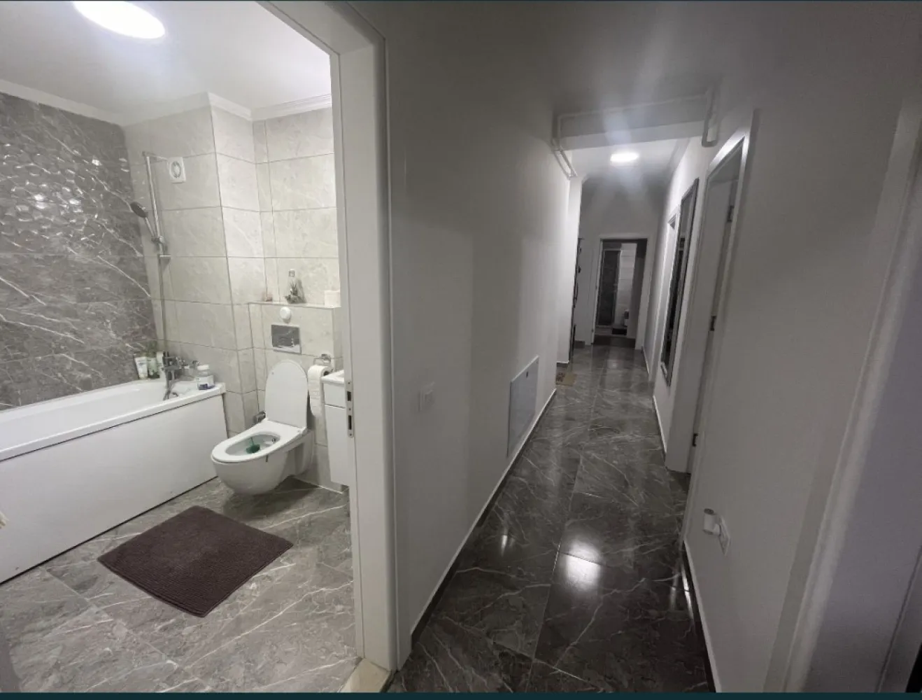 Ap 3 camere decomandat in cplx Energia Residence - De vanzare apartament cu 3 camere decomandat cu centrala pe gaz , utilat și mobilat complet totul nou și în garanție! Apartamentul are 1 bucătărie separată, 2 dormitoare, 2 băi, 2 balcoane, hol, cameră de serviciu dressing și living. Mobilierul este efectuat la comandă (Mobiliart și Mobexpert) Acesta dispune de absolut toate utilitățile (mașina de spălat LG ,uscător Electrolux,3 televizoare LG ,cuptor electric Electrolux, hota Electrolux, aragaz Arctic, combină frigorifică Arctic, aer condiționat Gree, cuptor microunde Samsung, mașină cafea Philips etc. toate noi in garantie. Etaj - parter , 81 metri utili, an construcție 2023. Apartamentul dispune de un loc de parcare și de locul de joacă pentru copii din cadrul complexului Energia Residence ! Apartamentul este foarte călduros iarna și răcoros vara. Vederea este spre locul de joacă pentru copii acesta aflându-se în mijlocul complexului fiind împrejmuit de spații verzi amenajate, copaci și flori superbe. Pentru a vă bucura de spațiile verzi superbe vă puteți relaxa la foișorul special amenajat. Zona Kamsas-Energia blocurile noi din complexul Energia Residence de pe strada Constantin Bobescu! Proprietar persoana fizica 0% comision! Prețul este negociabil ! Merită văzut ! Detalii la numărul de telefon!