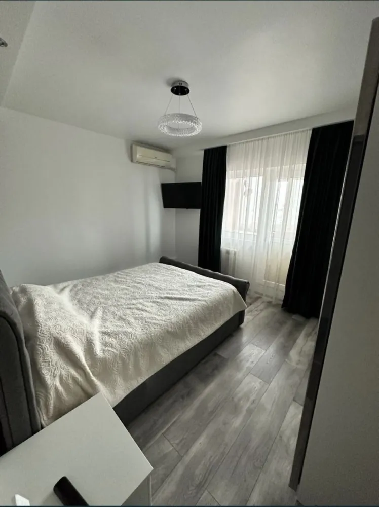 Vand ap 3 camere zona Big Cora Bratianu