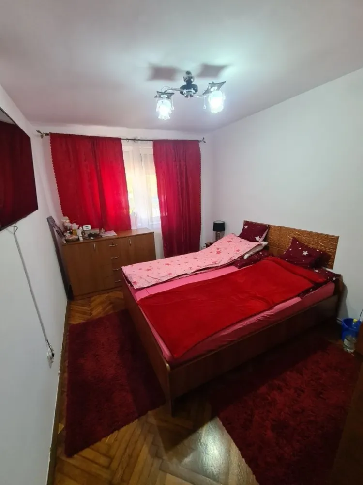 BRASADAS vinde apt. 4 cam CARAMIDA, 80mp PARTER in Micro 14. - Agenția BRASADAS vinde apartament cu 4 camere din CARAMIDA situat în micro 14. Apartamentul este situat la PARTER si are 3 dormitoare , living , bucătărie, baie , debara și 2 holuri, 80 mp2 , centrală , geamuri termopan , uși noi , parchet , gresie , faianță, izolat exterior , instalatie electrica noua. Zona este una foarte bună fiind la maxim 5 minute depărtare de : scoala , gradinita , spital , lidl , kaufland , mall , peco , piața, farmacii și multe alte hypermarketuri. Lângă bloc este și un parc cu jocuri pentru copii , care oferă umbra și răcoare pe timp de vara . Loc de parcare , zona liniștită, fără zgomote care sa deranjeze . Complet renovat când a fost cumpărat, proaspăt zugrăvit. www.brasadas.com.