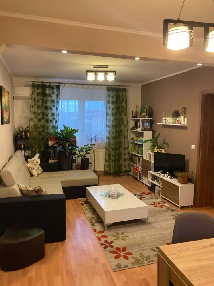 Vând apartament cu 3 camere - Vand apartament cu 3 camere pe Arinului 4, bl 12, Satu Mare. Apartamentul este situat la intrare in oraș dinspre Auchan, primul bloc de la semafor pe Careiului, în dreapta, în blocul cu cabinetul veterinar Sabados. Zona este minunată și este liniștită. Este etajul 4/4, bloc din cărămidă, cu acoperiș. Apartamentul are 72 mp, aer condiționat, centrală termică, geamuri termopan, balcon, beci privat, uși de intrare din lemn de calitate, ușa de intrare din fier. Interfon la intrare in bloc. Este complet mobilat și utilat gata să te primească. Prețul este de 69.000 euro, negociabil. Cine este interesat îl rog sa sune la Nr. 07******79.