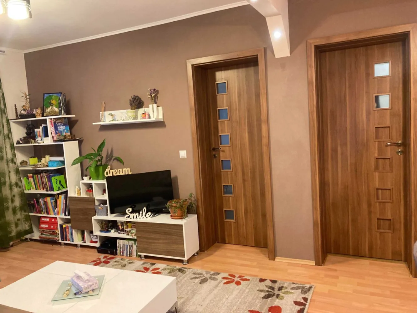 Vând apartament cu 3 camere - Vand apartament cu 3 camere pe Arinului 4, bl 12, Satu Mare. Apartamentul este situat la intrare in oraș dinspre Auchan, primul bloc de la semafor pe Careiului, în dreapta, în blocul cu cabinetul veterinar Sabados. Zona este minunată și este liniștită. Este etajul 4/4, bloc din cărămidă, cu acoperiș. Apartamentul are 72 mp, aer condiționat, centrală termică, geamuri termopan, balcon, beci privat, uși de intrare din lemn de calitate, ușa de intrare din fier. Interfon la intrare in bloc. Este complet mobilat și utilat gata să te primească. Prețul este de 69.000 euro, negociabil. Cine este interesat îl rog sa sune la Nr. 07******79.