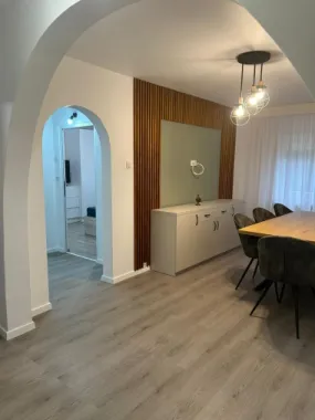 ageuropa.ro vinde apt. 4 cam. 78mp la etajul 2 în Micro 16.