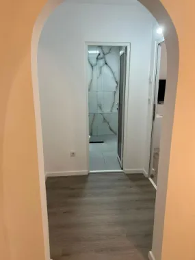 ageuropa.ro vinde apt. 4 cam. 78mp la etajul 2 în Micro 16.