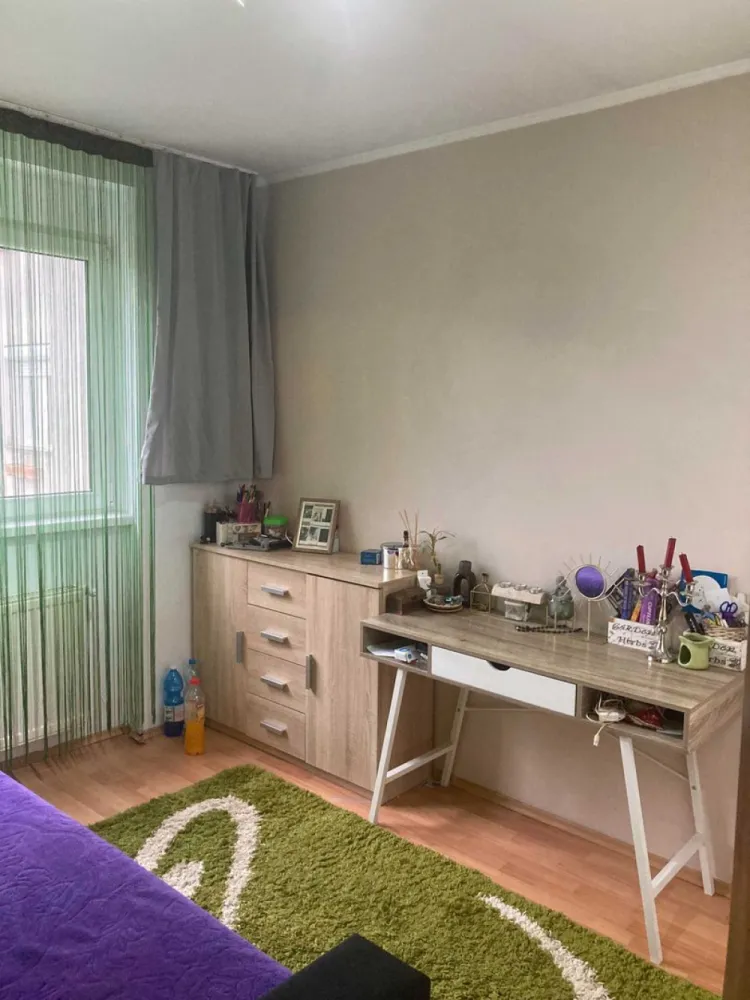 Vând apartament cu 3 camere - Vand apartament cu 3 camere pe Arinului 4, bl 12, Satu Mare. Apartamentul este situat la intrare in oraș dinspre Auchan, primul bloc de la semafor pe Careiului, în dreapta, în blocul cu cabinetul veterinar Sabados. Zona este minunată și este liniștită. Este etajul 4/4, bloc din cărămidă, cu acoperiș. Apartamentul are 72 mp, aer condiționat, centrală termică, geamuri termopan, balcon, beci privat, uși de intrare din lemn de calitate, ușa de intrare din fier. Interfon la intrare in bloc. Este complet mobilat și utilat gata să te primească. Prețul este de 69.000 euro, negociabil. Cine este interesat îl rog sa sune la Nr. 07******79.