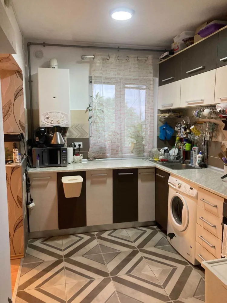 Vând apartament cu 3 camere - Vand apartament cu 3 camere pe Arinului 4, bl 12, Satu Mare. Apartamentul este situat la intrare in oraș dinspre Auchan, primul bloc de la semafor pe Careiului, în dreapta, în blocul cu cabinetul veterinar Sabados. Zona este minunată și este liniștită. Este etajul 4/4, bloc din cărămidă, cu acoperiș. Apartamentul are 72 mp, aer condiționat, centrală termică, geamuri termopan, balcon, beci privat, uși de intrare din lemn de calitate, ușa de intrare din fier. Interfon la intrare in bloc. Este complet mobilat și utilat gata să te primească. Prețul este de 69.000 euro, negociabil. Cine este interesat îl rog sa sune la Nr. 07******79.