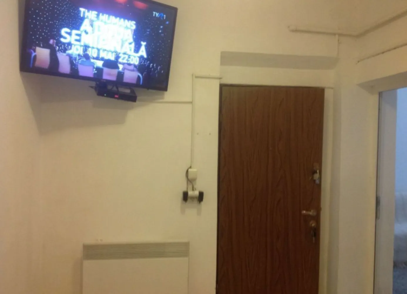 Apartament 3 camere de vanzare 57 mp Uniri - Metropoliei - Agentia Europa vinde un apartament 3 camere zona Uniri , Mitropolie, intr-o residenta privata P+ 3 , cu curte , verdeata, demisol inalt , totul refacut in 2019, baie, bucatarie mobilata, instalatie electrica noua, ,instalatie apa -noua, contor citire de la distanta pentru apa, ,incalzire cu calorifere electrice, ,gaz la bucatarie ,usi si geamuri termopane ,gresie , faianata , totul nou, zugravit.